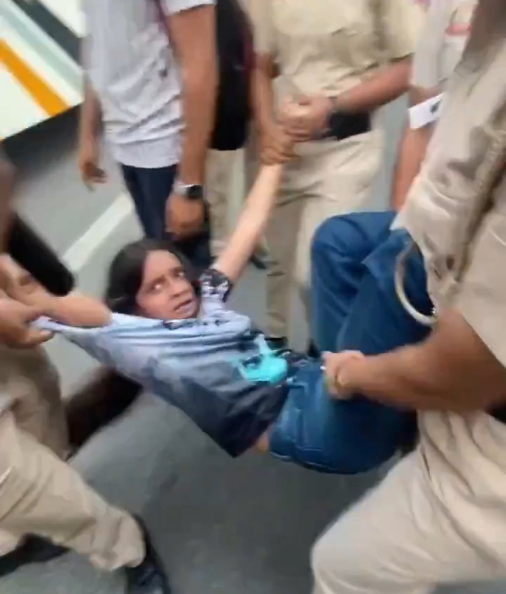 samridhi_i's tweet photo. I saw the best picture on my phone yesterday, thank you Delhi Police for entertaining everyone🤣😂🥱.

 @Nishuazad11 Neelchatti https://t.co/EC8xavbugr