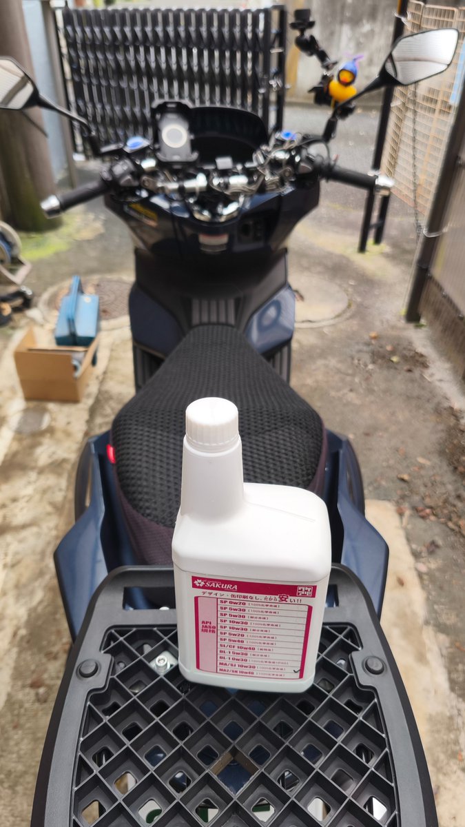 opoccho's tweet photo. オイル交換を兼ねて１年点検をしました。
ほとんど乗っていないので、消耗品はありませんね。
タイヤの空気補充と、ゆるんでいた右側ミラーを増締めしたぐらい。 https://t.co/a6VACQCKJo