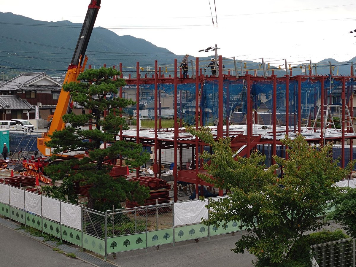 k_oshimi_e's tweet photo. 10.1学童工事
学校敷地内で行われている学童建て替え工事が進んでいます。基礎工事が終わり、鉄骨の柱が建ちました。今後、児童の登校後ではありますが、大型車両が、学校敷地内に入る回数が多くなるようです。
ご来校いただく際には、お車にお気をつけてお願いします！ https://t.co/hhtGZsJra2