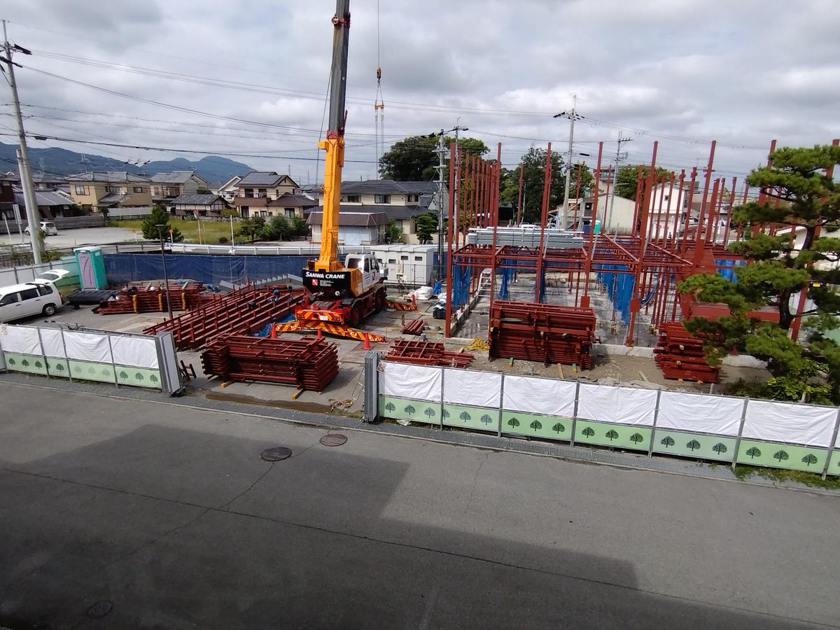 k_oshimi_e's tweet photo. 10.1学童工事
学校敷地内で行われている学童建て替え工事が進んでいます。基礎工事が終わり、鉄骨の柱が建ちました。今後、児童の登校後ではありますが、大型車両が、学校敷地内に入る回数が多くなるようです。
ご来校いただく際には、お車にお気をつけてお願いします！ https://t.co/hhtGZsJra2