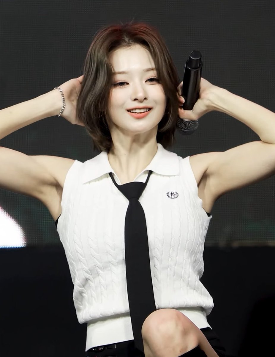 PrinzessinLNG's tweet photo. 261001 
#나경 #이나경 #NAGYUNG #프로미스나인 #fromis_9 https://t.co/CMsp2HqFoN