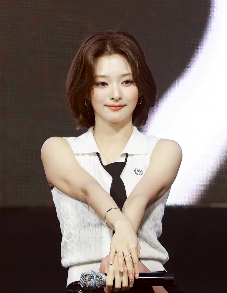 PrinzessinLNG's tweet photo. 261001 
#나경 #이나경 #NAGYUNG #프로미스나인 #fromis_9 https://t.co/CMsp2HqFoN