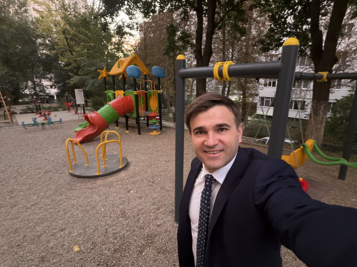 BejenaruGrigore's tweet photo. Cele mai frumoase selfie-uri sunt cele care în spate, se văd proiecte realizate la solicitarea cetățenilor. Un nou teren de joacă pe bd. #Dacia 49
Fracțiunea @MAN__Party și #PrimariaChisinau continuă implementarea proiectelor. https://t.co/1y5T6D7skl