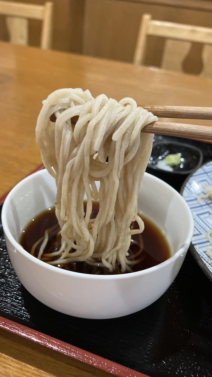 sobaisshinbkk's tweet photo. ☀️ランチ タイム 11:30 OPEN🍽️

タイ🇹🇭バンコクで本格和食なら…
ぜひ、当レストラン「蕎麦割烹一芯」へ🥢

職人が仕上げたこだわりの自家製麺は、
日本産蕎麦粉80%・日本産小麦粉20%を
使用した伝統的な「二八蕎麦」です🇯🇵
風味豊かな味わいをぜひご堪能ください✨

#蕎麦割烹一芯 #バンコクランチ https://t.co/ukTi1ylonE