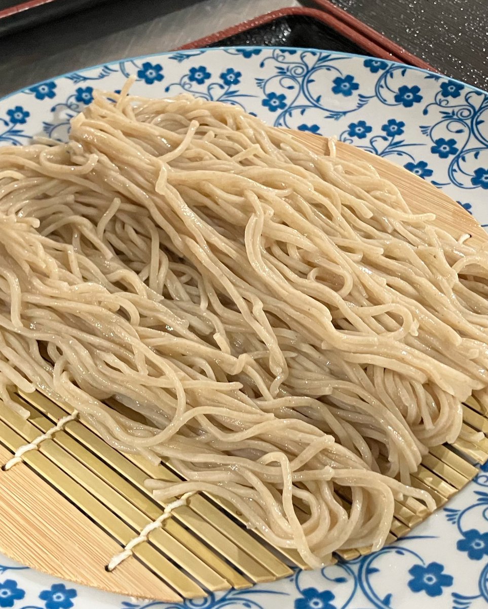 sobaisshinbkk's tweet photo. ☀️ランチ タイム 11:30 OPEN🍽️

タイ🇹🇭バンコクで本格和食なら…
ぜひ、当レストラン「蕎麦割烹一芯」へ🥢

職人が仕上げたこだわりの自家製麺は、
日本産蕎麦粉80%・日本産小麦粉20%を
使用した伝統的な「二八蕎麦」です🇯🇵
風味豊かな味わいをぜひご堪能ください✨

#蕎麦割烹一芯 #バンコクランチ https://t.co/ukTi1ylonE
