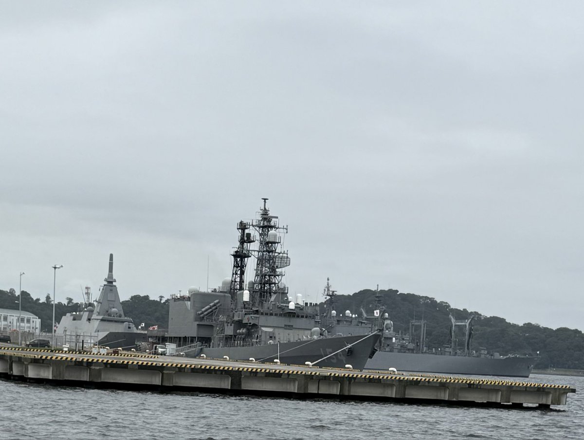 EvaM47544166807's tweet photo. 用事があって久しぶりの横須賀。「やっぱり護衛艦、いいな」と思う海自っ子（いや、海自おばさん） https://t.co/qYzEPK6V2Y