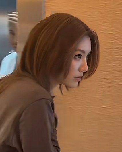 linglingpakiss's tweet photo. I NEED HER https://t.co/jtrSqZqJaf