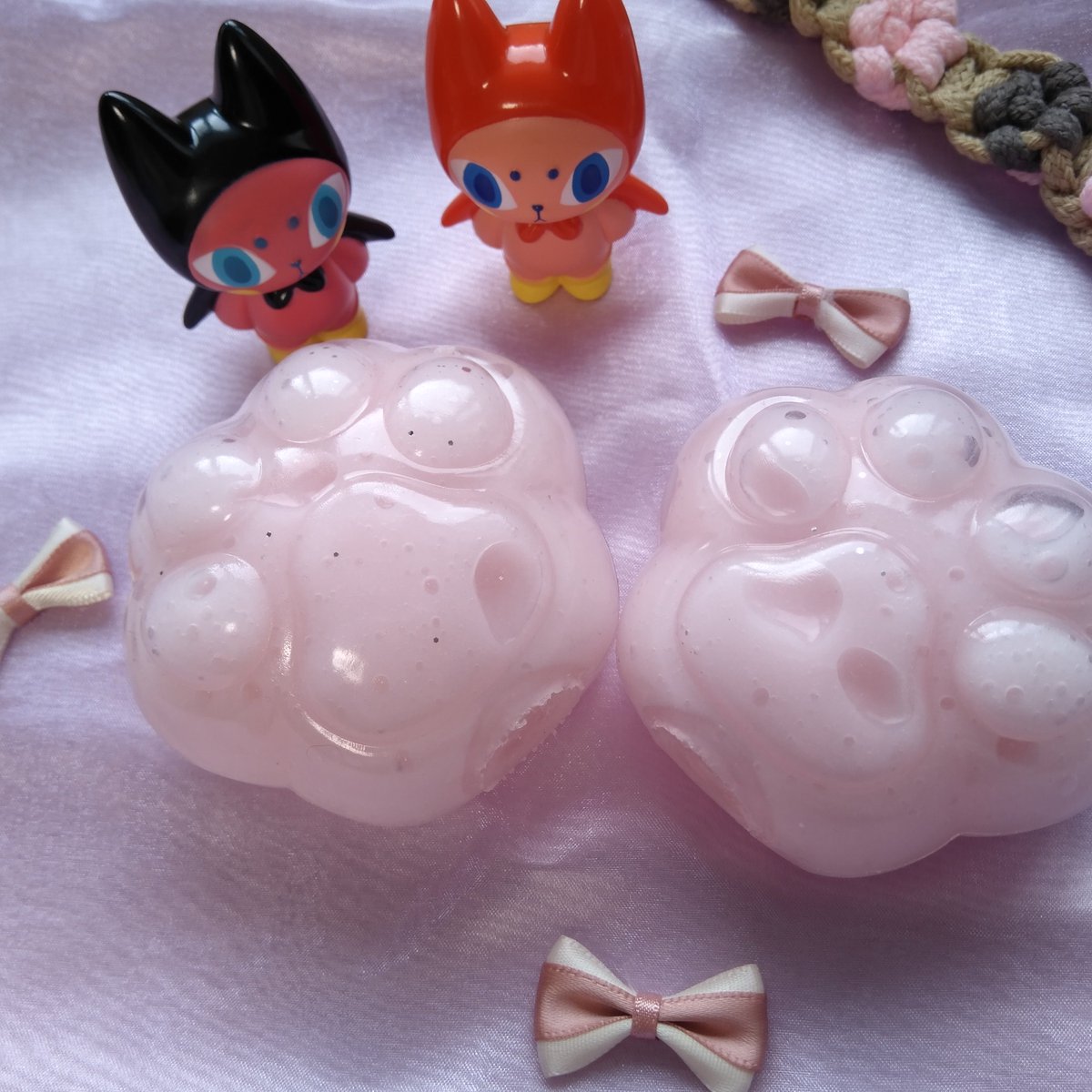 tohokulibrarian's tweet photo. この前手芸屋に行ったらスクイーズいっぱい売ってた。ちょっと触ったんだけど、ちがーう！私の求めてるのと��がーう！ってなって、結局セリアで材料買って、また肉球増産🐾ぐいって押して、もちってなってペタペタポコポコ音がしてすぐ戻るの好きだなあ。スクイーズじゃなくてスライムなのかな、これは https://t.co/cjaYIobJNR