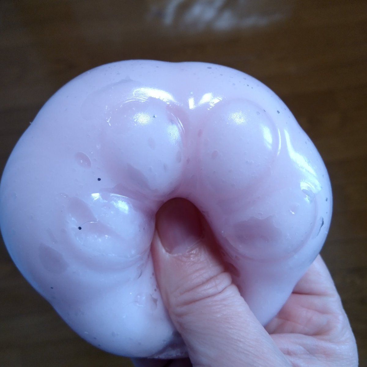 tohokulibrarian's tweet photo. この前手芸屋に行ったらスクイーズいっぱい売ってた。ちょっと触ったんだけど、ちがーう！私の求めてるのと��がーう！ってなって、結局セリアで材料買って、また肉球増産🐾ぐいって押して、もちってなってペタペタポコポコ音がしてすぐ戻るの好きだなあ。スクイーズじゃなくてスライムなのかな、これは https://t.co/cjaYIobJNR
