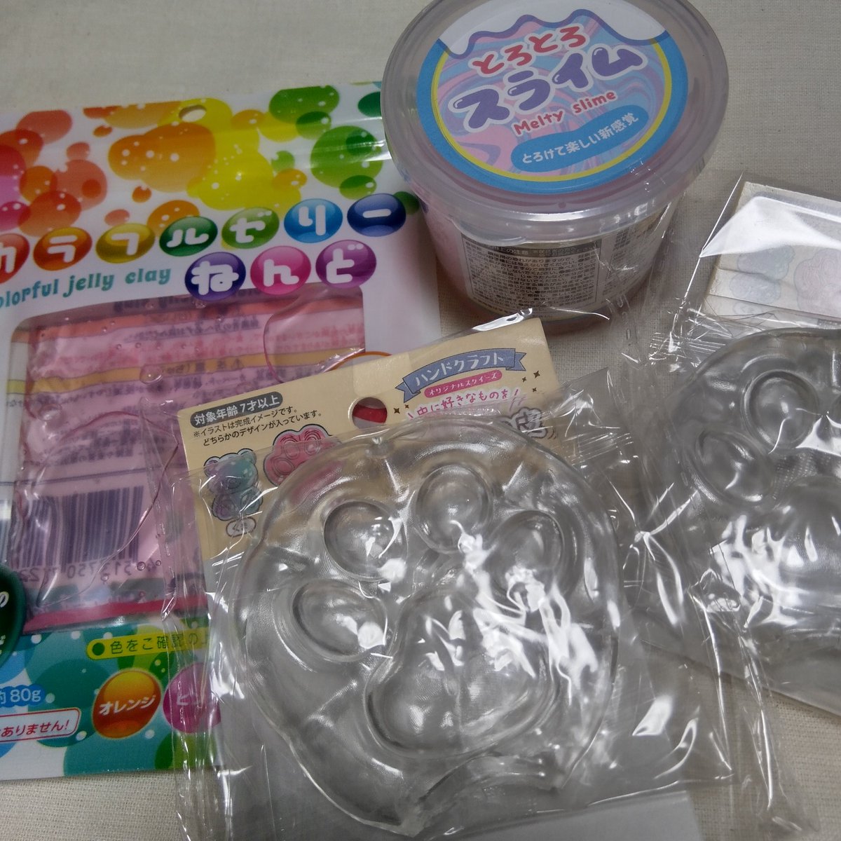 tohokulibrarian's tweet photo. この前手芸屋に行ったらスクイーズいっぱい売ってた。ちょっと触ったんだけど、ちがーう！私の求めてるのと��がーう！ってなって、結局セリアで材料買って、また肉球増産🐾ぐいって押して、もちってなってペタペタポコポコ音がしてすぐ戻るの好きだなあ。スクイーズじゃなくてスライムなのかな、これは https://t.co/cjaYIobJNR