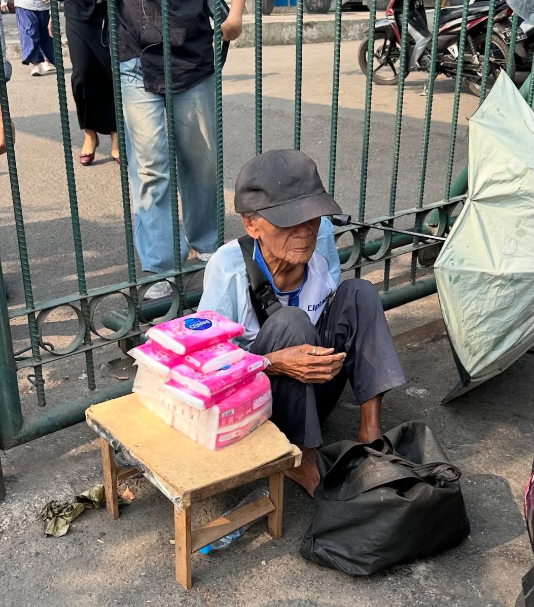 mamahmuda1_'s tweet photo. X please do your magic, sampaikan utas ku ke beranda orang-orang yang baik. 

Kakak-kakak yang naik / turun di St. Klender jangan lupa beli dagangan tisu Kakek ini ya, posisinya di dekat pintu keluar Musola 🥹🥹🥹🙏🏻 https://t.co/KdvXzyIm7a