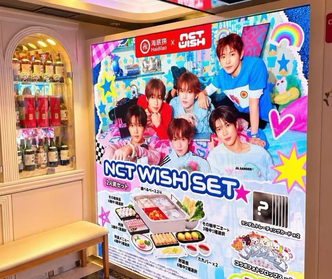 N8MM822's tweet photo. 横浜店限定のフォトスポットがあるみたい！

261005 haidilao_yokohama ig

🔗 https://t.co/izDPdoPvVn

 💚 NCT WISHファンの皆さん、注目！横浜店限定のフォトスポットが登場📸

NCT WISHのミニキャラパネルが、10月5日〜10月15日の期間限定で横浜店に登場します✨

パネルと一緒に写真を撮ったり📸
お気に入りのトレカやぬいぐるみ、応援グッズを持ってきて一緒に撮影したり💚
ぜひ横浜店で記念撮影を楽しんでください！

📍海底撈火鍋 横浜駅前店
NCT WISHコラボ｜横浜店限定ミニキャラパネル

コラボ期間中はいつでも撮影OKです📸
撮影した写真は、ぜひ当店をタグ付けして投稿してください👀💚
皆さんの投稿を楽しみにしています！

予約サイト
https://t.co/rW4KBNC96D