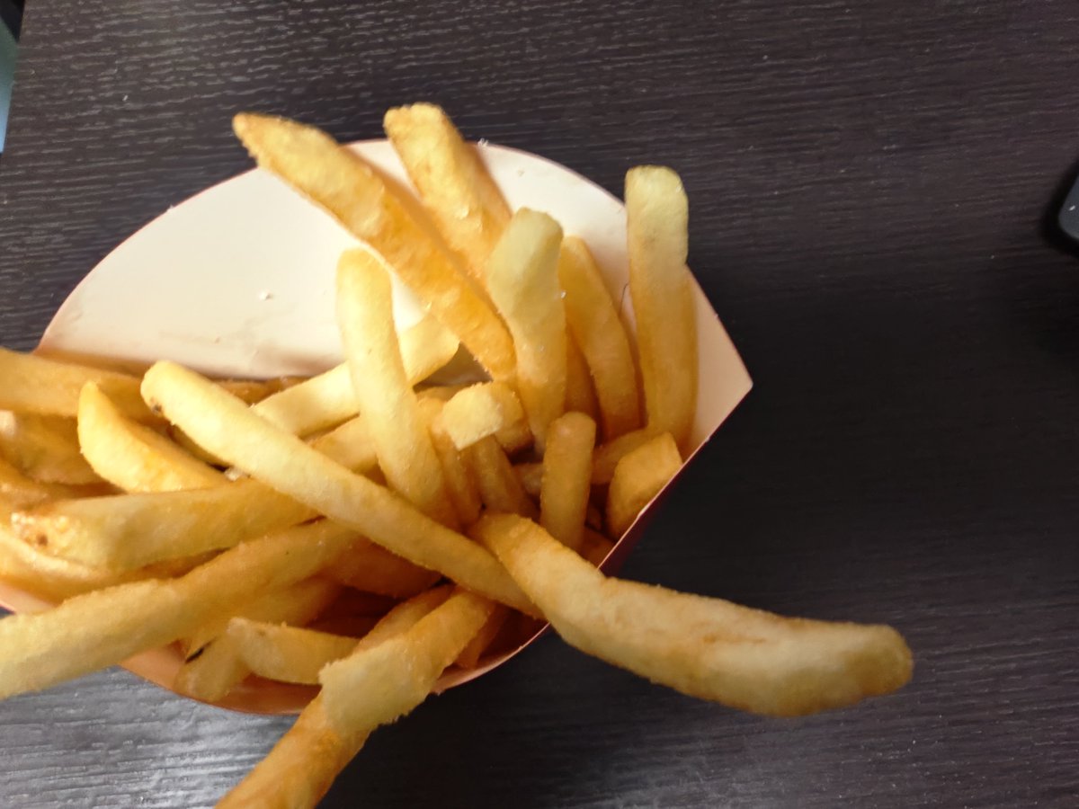 Eryues's tweet photo. 久しぶりにマック買ったんですよ、ポテトがスカスカ過ぎて草。
誰かの食べ残しかよw https://t.co/aWHx9cN7d1