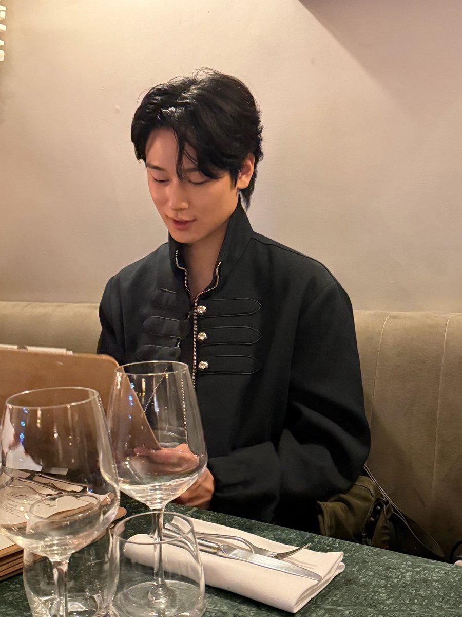 dailyljy's tweet photo. paris dinner date with juyeon https://t.co/RThvfYuzut