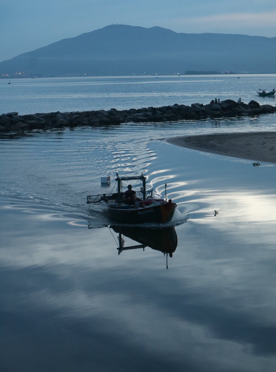 lcfc77's tweet photo. A boat at sea, carried by the waves and open horizons. https://t.co/JAzWO0HHcq