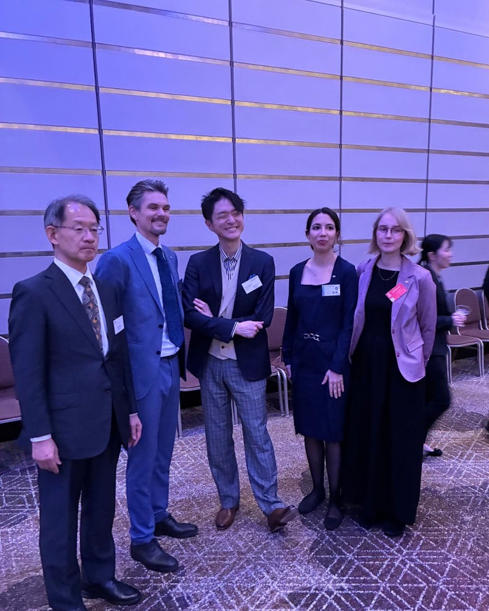 EmbSweTokyo's tweet photo. 今日からいよいよ、#ノーベル賞 の発表が始まります！どんな発見や研究が選ばれるのか、楽しみですね🔬✨

京都でも今、世界の研究者たちが集まる #STSフォーラム（Science and Technology in Society Forum）が開かれています。「科学や技術で、私たちの暮らしをどう良くできる？」を、さまざまな国や分野の人たちが一緒に考える場です。

開幕に先駆けて行ったレセプションでは、ヴィクトリア・リー大使から「科学の協力を支えているのは人と人とのつながり」と挨拶がありました。顔を合わせて話し、耳を傾ける。そんな出会いから、新しいアイデアや、長く続く協力が生まれていきます🇸🇪🇯🇵