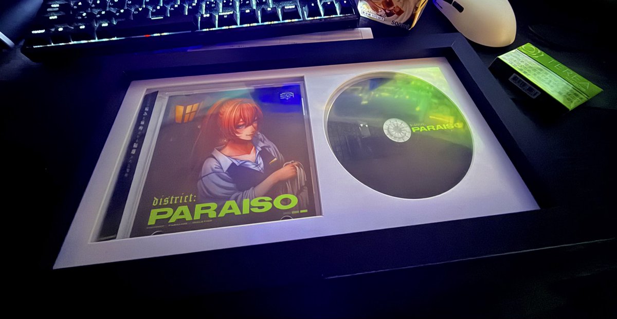 ZR_Works's tweet photo. Thirty+Animationのたつみさんに誕プレでコレ貰ったの。

うちらの初物理CD、そして初めてうちらをM3という場所まで連れてってくれたCD!!!!!
district:PARAISO〜！！！

を飾ってごらぁさいよ！ってなヤツだ。 https://t.co/6SbK8Ldllv