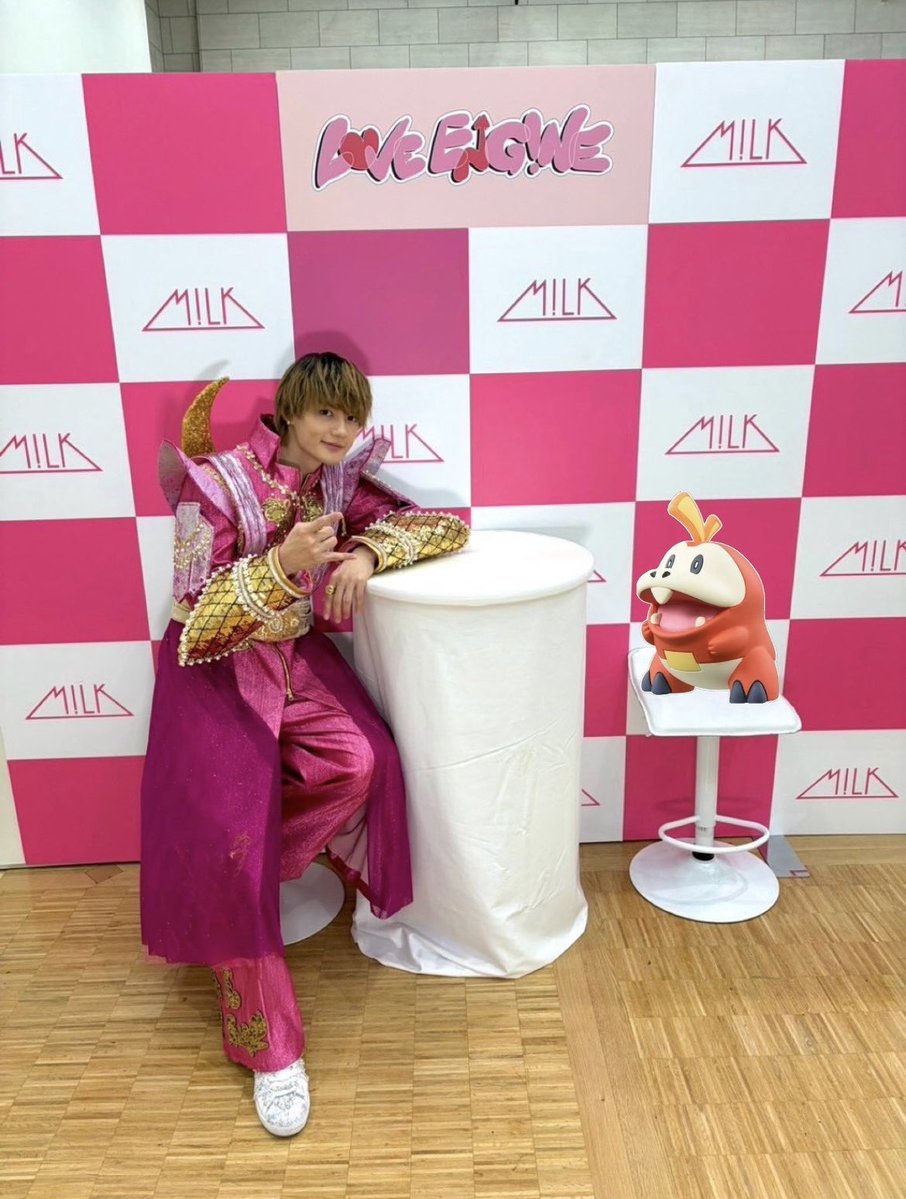 Aru__oz's tweet photo. ツーショ撮れてよかったね、ホゲータ
#佐野勇斗
#ホゲータ
#MILK https://t.co/n6cdGu7dsP