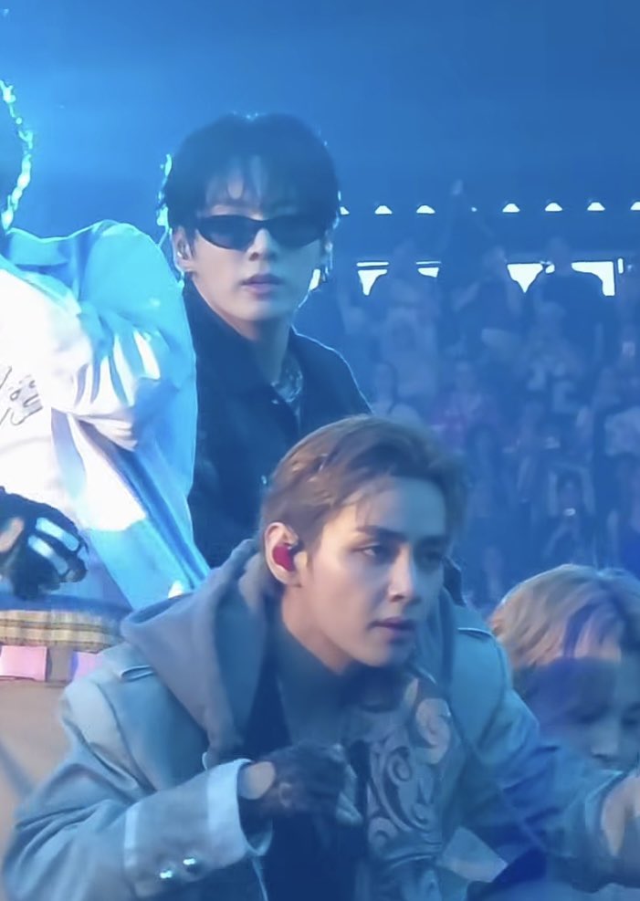begativee's tweet photo. @user3738472847 @residentevxn don’t make me laugh wh0rehyung stan. rathyung looks smelly and vgly as always, while jungkook looks hot af https://t.co/4EBs06xoYo