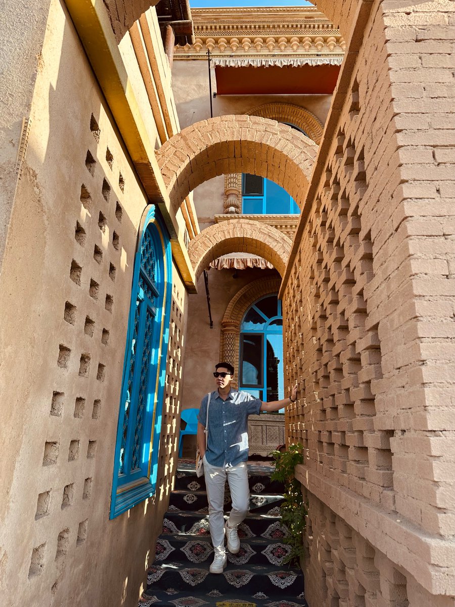 katiabonfimribe's tweet photo. Roadtrip Turpan mở màn bằng khách sạn rực rỡ, rồi cả nhóm được bác tài đưa về nhà bà ngoại ăn no tới tối. Góc sân chất đầy nho khô nguyên cành, thứ quà Tết xa xỉ ở nơi khác, ở đây chỉ cần ngỏ lời là có cả túi mang về. https://t.co/r1aDbngIEJ
