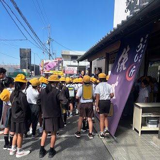 k_oshimi_e's tweet photo. 10.2うし匠 俵本さんでの校外学習（4年）
4年生の子どもたちは、翌日からの営業準備の様子を見せていただきました。馬肉を捌く様子や、仕入れた状態の大きな塊肉を見せていただきました。お店のことや働く人のこと、育てている牛への思いを語ってくださいました。 https://t.co/8Cv2294Ukt