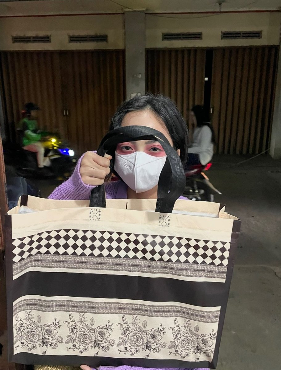 draftanakunpad5's tweet photo. Punten pad! maaf mau tanya, apakah ada yg kenal beliau? Kemarin nyewa laptop tempat kami katanya mahasiswa unpad, udah 3 bulan belum dibalikin, wa nya udah gak aktif lagi, kabarin ya kalau ada yg punya kontaknya terima kasih. https://t.co/VvZ2yqcUfb
