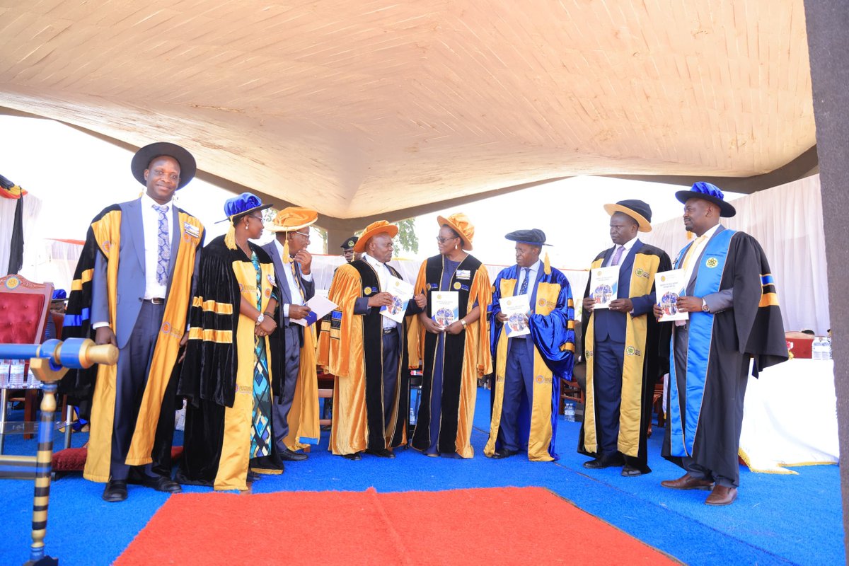 ProfPaulWaako's tweet photo. I congratulate the 2268 graduate from various PhDs, Masters, Bachelor's, Diplomas and Certificates awarded by Busitema University during the 17th Graduation Ceremony. 
I thank Rt Hon Dr Crispus Walter Kiyonga who represented H.E the President, https://t.co/obMqNJvBSv