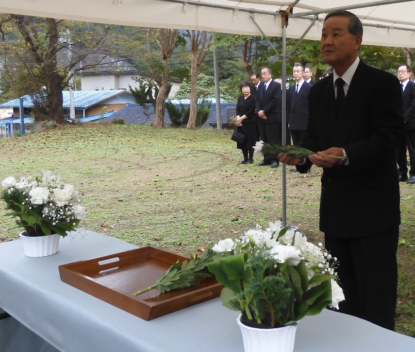 kannashakyo's tweet photo. 10月2日、令和8年度神流町戦没者追悼献花式が万場忠霊塔及び中里忠霊塔で挙行されました。
主催者及び遺族、町民の方が献花を行い、戦没者の方々に哀悼の意を表しました。
＃神流町 ＃社会福祉協議会 ＃戦没者追悼式 https://t.co/RJIbTQCEr1