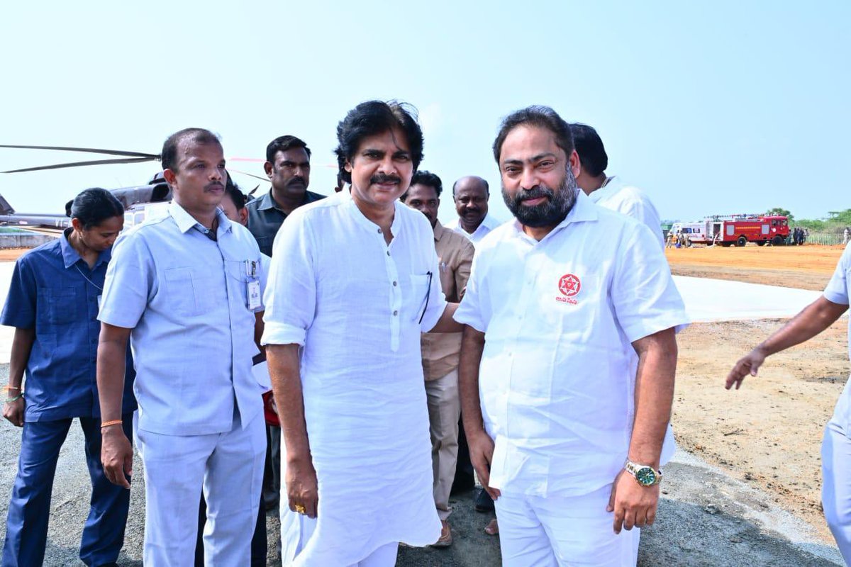 APDeputyCMO's tweet photo. రాష్ట్రవ్యాప్తంగా రూ. 30,156 కోట్ల విలువైన జల్ జీవన్ మిషన్ – అమరజీవి జలధార ప్రాజెక్టుల శంకుస్థాపన కార్యక్రమంలో పాల్గొనేందుకు రాష్ట్ర ఉప ముఖ్యమంత్రివర్యులు శ్రీ @PawanKalyan గారు కడప జిల్లా ప్రొద్దుటూరుకు చేరుకున్నారు.

ఆయనకు పార్టీ శాసనసభ్యులు శ్రీ పంచకర్ల రమేష్ బాబు గారు, శ్రీ అరవ శ్రీధర్ గారు, స్థానిక శాసనసభ్యులు శ్రీ వరదరాజుల రెడ్డి గారు, అహుడా చైర్మన్ శ్రీ టీ.సీ. వరుణ్ గారు, ఒంగోలు అర్బన్ డెవలప్‌మెంట్ అథారిటీ చైర్మన్ శ్రీ షేక్ రియాజ్ గారు, జిల్లా కలెక్టర్ శ్రీ చెరుకూరి శ్రీధర్ గారు, నాయకులు శ్రీ సుంకర శ్రీనివాస్ గారు, శ్రీ పి. శివకళ్యాణ్ రెడ్డి గారు, శ్రీ తాతంశెట్టి నాగేంద్ర గారు, శ్రీ అతికారి కృష్ణ గారు, శ్రీ శ్రీనివాసరాజు గారు తదితరులు ఘన స్వాగతం పలికారు.

మరికాసేపట్లో గౌరవ ముఖ్యమంత్రి శ్రీ @ncbn గారితో కలిసి ఉప ముఖ్యమంత్రి శ్రీ పవన్ కళ్యాణ్ గారు జల్ జీవన్ మిషన్ – అమరజీవి జలధార ప్రాజెక్టులకు శంకుస్థాపన చేయనున్నారు.

(1/4)