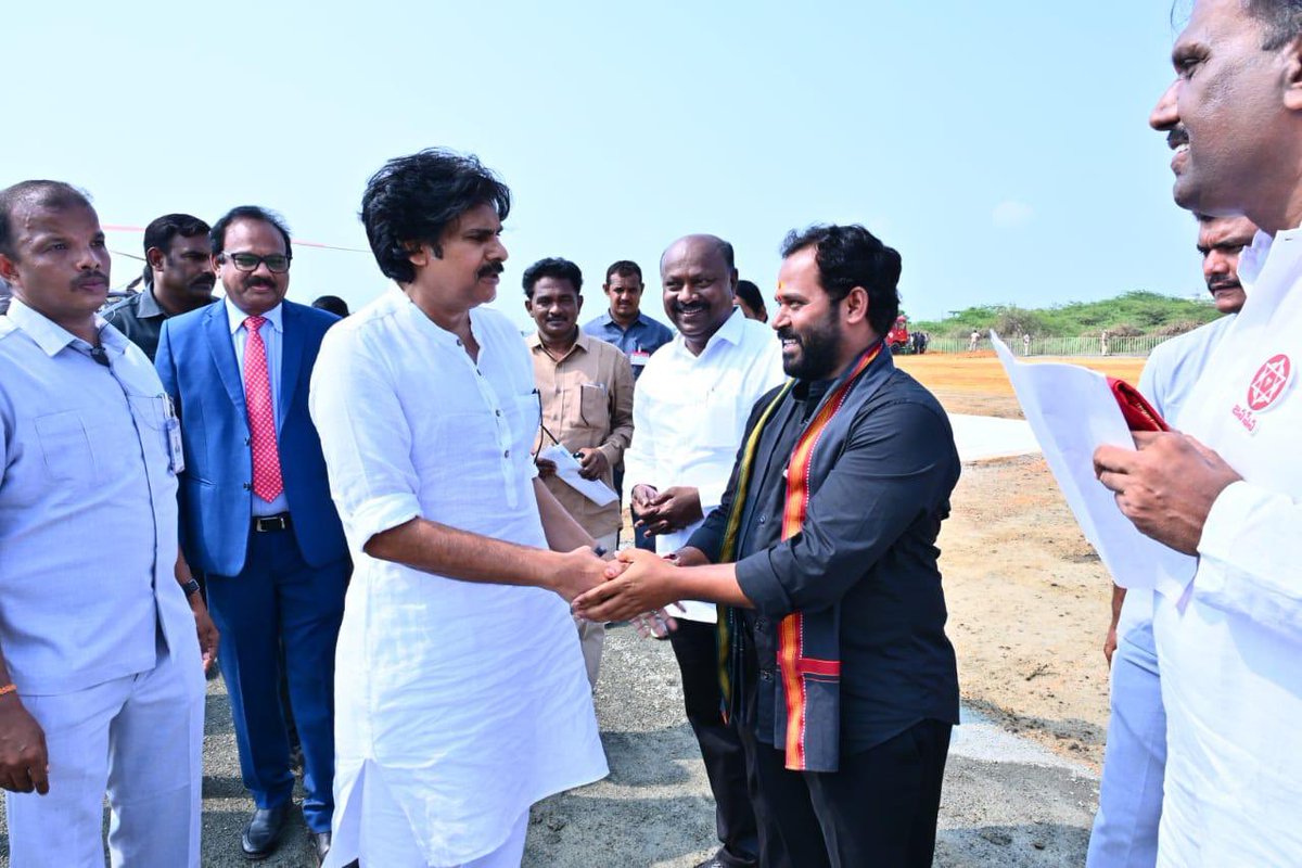 APDeputyCMO's tweet photo. రాష్ట్రవ్యాప్తంగా రూ. 30,156 కోట్ల విలువైన జల్ జీవన్ మిషన్ – అమరజీవి జలధార ప్రాజెక్టుల శంకుస్థాపన కార్యక్రమంలో పాల్గొనేందుకు రాష్ట్ర ఉప ముఖ్యమంత్రివర్యులు శ్రీ @PawanKalyan గారు కడప జిల్లా ప్రొద్దుటూరుకు చేరుకున్నారు.

ఆయనకు పార్టీ శాసనసభ్యులు శ్రీ పంచకర్ల రమేష్ బాబు గారు, శ్రీ అరవ శ్రీధర్ గారు, స్థానిక శాసనసభ్యులు శ్రీ వరదరాజుల రెడ్డి గారు, అహుడా చైర్మన్ శ్రీ టీ.సీ. వరుణ్ గారు, ఒంగోలు అర్బన్ డెవలప్‌మెంట్ అథారిటీ చైర్మన్ శ్రీ షేక్ రియాజ్ గారు, జిల్లా కలెక్టర్ శ్రీ చెరుకూరి శ్రీధర్ గారు, నాయకులు శ్రీ సుంకర శ్రీనివాస్ గారు, శ్రీ పి. శివకళ్యాణ్ రెడ్డి గారు, శ్రీ తాతంశెట్టి నాగేంద్ర గారు, శ్రీ అతికారి కృష్ణ గారు, శ్రీ శ్రీనివాసరాజు గారు తదితరులు ఘన స్వాగతం పలికారు.

మరికాసేపట్లో గౌరవ ముఖ్యమంత్రి శ్రీ @ncbn గారితో కలిసి ఉప ముఖ్యమంత్రి శ్రీ పవన్ కళ్యాణ్ గారు జల్ జీవన్ మిషన్ – అమరజీవి జలధార ప్రాజెక్టులకు శంకుస్థాపన చేయనున్నారు.

(1/4)