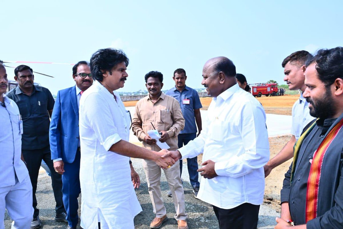 APDeputyCMO's tweet photo. రాష్ట్రవ్యాప్తంగా రూ. 30,156 కోట్ల విలువైన జల్ జీవన్ మిషన్ – అమరజీవి జలధార ప్రాజెక్టుల శంకుస్థాపన కార్యక్రమంలో పాల్గొనేందుకు రాష్ట్ర ఉప ముఖ్యమంత్రివర్యులు శ్రీ @PawanKalyan గారు కడప జిల్లా ప్రొద్దుటూరుకు చేరుకున్నారు.

ఆయనకు పార్టీ శాసనసభ్యులు శ్రీ పంచకర్ల రమేష్ బాబు గారు, శ్రీ అరవ శ్రీధర్ గారు, స్థానిక శాసనసభ్యులు శ్రీ వరదరాజుల రెడ్డి గారు, అహుడా చైర్మన్ శ్రీ టీ.సీ. వరుణ్ గారు, ఒంగోలు అర్బన్ డెవలప్‌మెంట్ అథారిటీ చైర్మన్ శ్రీ షేక్ రియాజ్ గారు, జిల్లా కలెక్టర్ శ్రీ చెరుకూరి శ్రీధర్ గారు, నాయకులు శ్రీ సుంకర శ్రీనివాస్ గారు, శ్రీ పి. శివకళ్యాణ్ రెడ్డి గారు, శ్రీ తాతంశెట్టి నాగేంద్ర గారు, శ్రీ అతికారి కృష్ణ గారు, శ్రీ శ్రీనివాసరాజు గారు తదితరులు ఘన స్వాగతం పలికారు.

మరికాసేపట్లో గౌరవ ముఖ్యమంత్రి శ్రీ @ncbn గారితో కలిసి ఉప ముఖ్యమంత్రి శ్రీ పవన్ కళ్యాణ్ గారు జల్ జీవన్ మిషన్ – అమరజీవి జలధార ప్రాజెక్టులకు శంకుస్థాపన చేయనున్నారు.

(1/4)