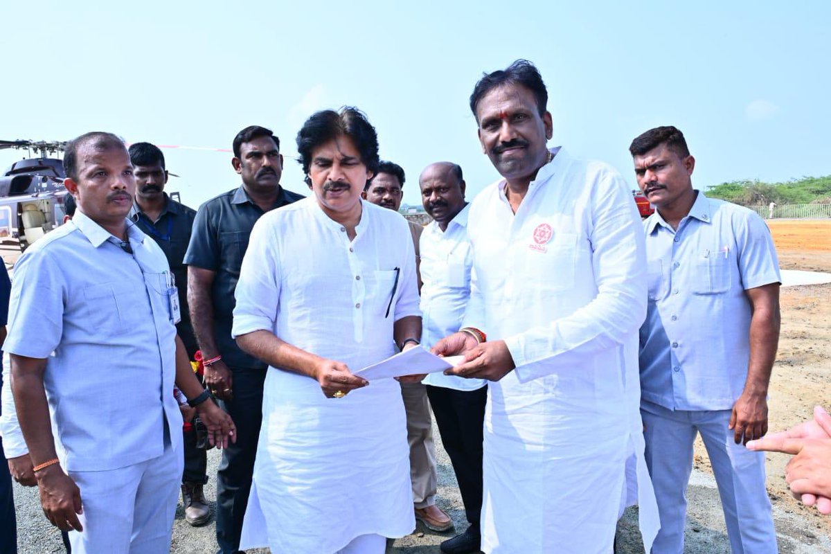 APDeputyCMO's tweet photo. రాష్ట్రవ్యాప్తంగా రూ. 30,156 కోట్ల విలువైన జల్ జీవన్ మిషన్ – అమరజీవి జలధార ప్రాజెక్టుల శంకుస్థాపన కార్యక్రమంలో పాల్గొనేందుకు రాష్ట్ర ఉప ముఖ్యమంత్రివర్యులు శ్రీ @PawanKalyan గారు కడప జిల్లా ప్రొద్దుటూరుకు చేరుకున్నారు.

ఆయనకు పార్టీ శాసనసభ్యులు శ్రీ పంచకర్ల రమేష్ బాబు గారు, శ్రీ అరవ శ్రీధర్ గారు, స్థానిక శాసనసభ్యులు శ్రీ వరదరాజుల రెడ్డి గారు, అహుడా చైర్మన్ శ్రీ టీ.సీ. వరుణ్ గారు, ఒంగోలు అర్బన్ డెవలప్‌మెంట్ అథారిటీ చైర్మన్ శ్రీ షేక్ రియాజ్ గారు, జిల్లా కలెక్టర్ శ్రీ చెరుకూరి శ్రీధర్ గారు, నాయకులు శ్రీ సుంకర శ్రీనివాస్ గారు, శ్రీ పి. శివకళ్యాణ్ రెడ్డి గారు, శ్రీ తాతంశెట్టి నాగేంద్ర గారు, శ్రీ అతికారి కృష్ణ గారు, శ్రీ శ్రీనివాసరాజు గారు తదితరులు ఘన స్వాగతం పలికారు.

మరికాసేపట్లో గౌరవ ముఖ్యమంత్రి శ్రీ @ncbn గారితో కలిసి ఉప ముఖ్యమంత్రి శ్రీ పవన్ కళ్యాణ్ గారు జల్ జీవన్ మిషన్ – అమరజీవి జలధార ప్రాజెక్టులకు శంకుస్థాపన చేయనున్నారు.

(1/4)