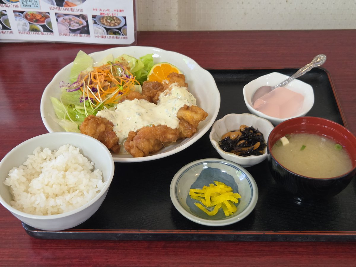 kitaura_ingen's tweet photo. 宮崎県総合博物館の近くの中華屋でチキン南蛮定食を食べる
しっかり酢に漬かってて油っこくない鶏もも肉はとても美味しかった
そして大豆とヒジキの煮物がめっちゃ甘くて九州を感じた https://t.co/5kMtzaC6P2
