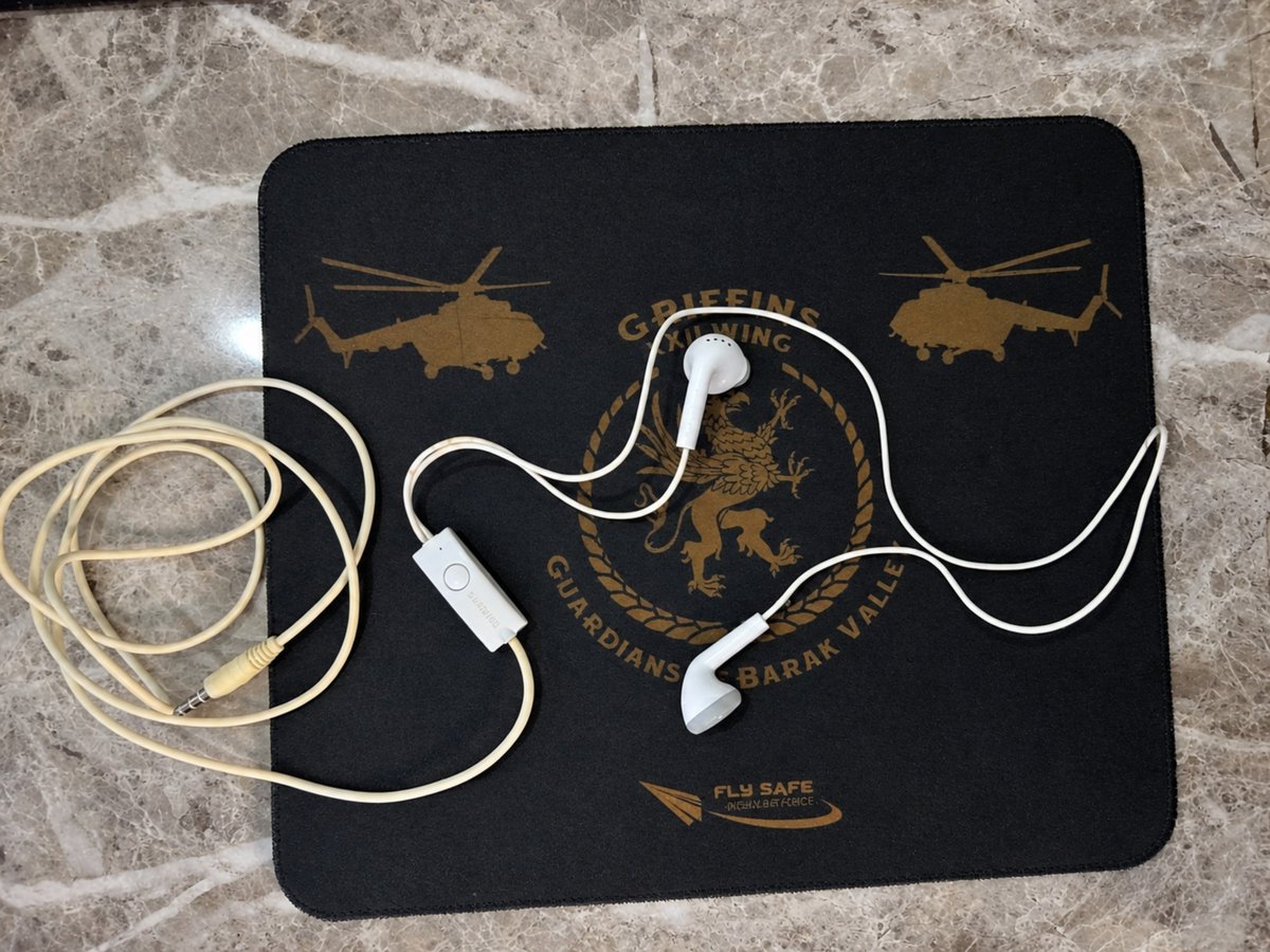 hajarkagalwa's tweet photo. can someone explain why samsung made one side of these earphones shorter and the other longer? https://t.co/mYaRwmLwsS