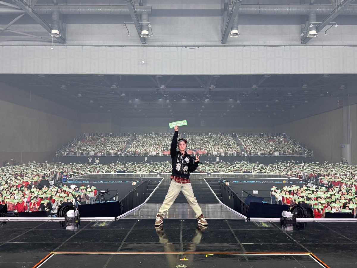 blackyeyee's tweet photo. 앙콘하자 https://t.co/csbra8O6xO