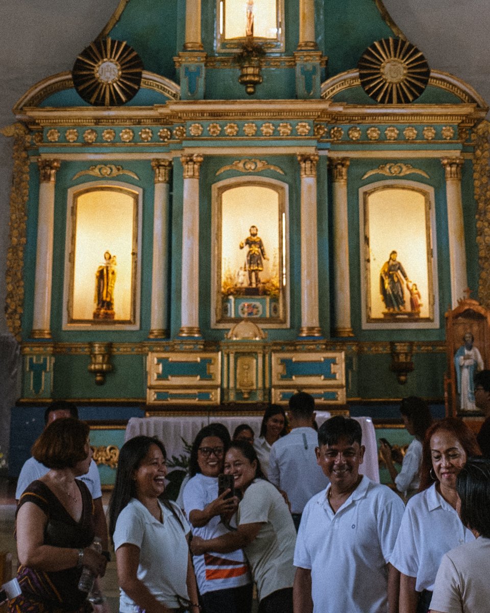 felipe123fefe's tweet photo. In Siquijor, golden light, sacred wood, and shared laughter fill Lazi Church. Beneath San Isidro’s retablo, its spirit lives not in gilded timber, but in the community gathered beneath it. https://t.co/MQxaY4IYQG