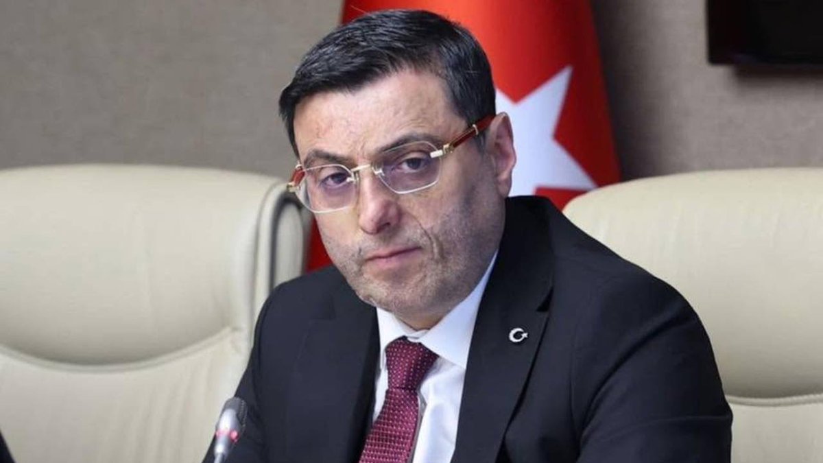 _erdalisik_'s tweet photo. AK Parti'nin 280 milletvekili var.

Sadece 1 milletvekili, (İstanbul milletvekili Serkan Bayram) çıkıp fon vurgunuyla ilgili özeleştiri içeren bir açıklama yaptı. 

Onu da dün itibariyle özür diletip susturdular ! https://t.co/e7IzhcCEeV
