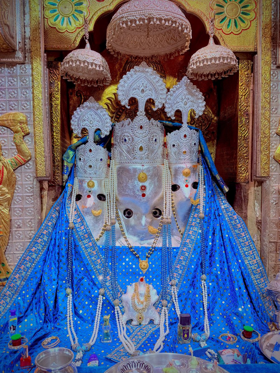 drhiteshbajpai's tweet photo. ।। जय माँ बगलामुखी ।।

माँ बगलामुखी, नलखेड़ा के आज के प्रात: दर्शन आपके लिये।

आपका दिन शुभ हो।

अपना ध्यान रखिए!

॥ ॐ ह्लीं बगलामुखी सर्व दुष्टानां वाचं मुखं पदं स्तंम्भय जिव्हां कीलय बुद्धिं विनाशय ह्लीं ॐ स्वाहा ॥ 

👣जय माँ बगलामुखी जी 👣

😊🙏✌️ https://t.co/tw5fIbhl2e