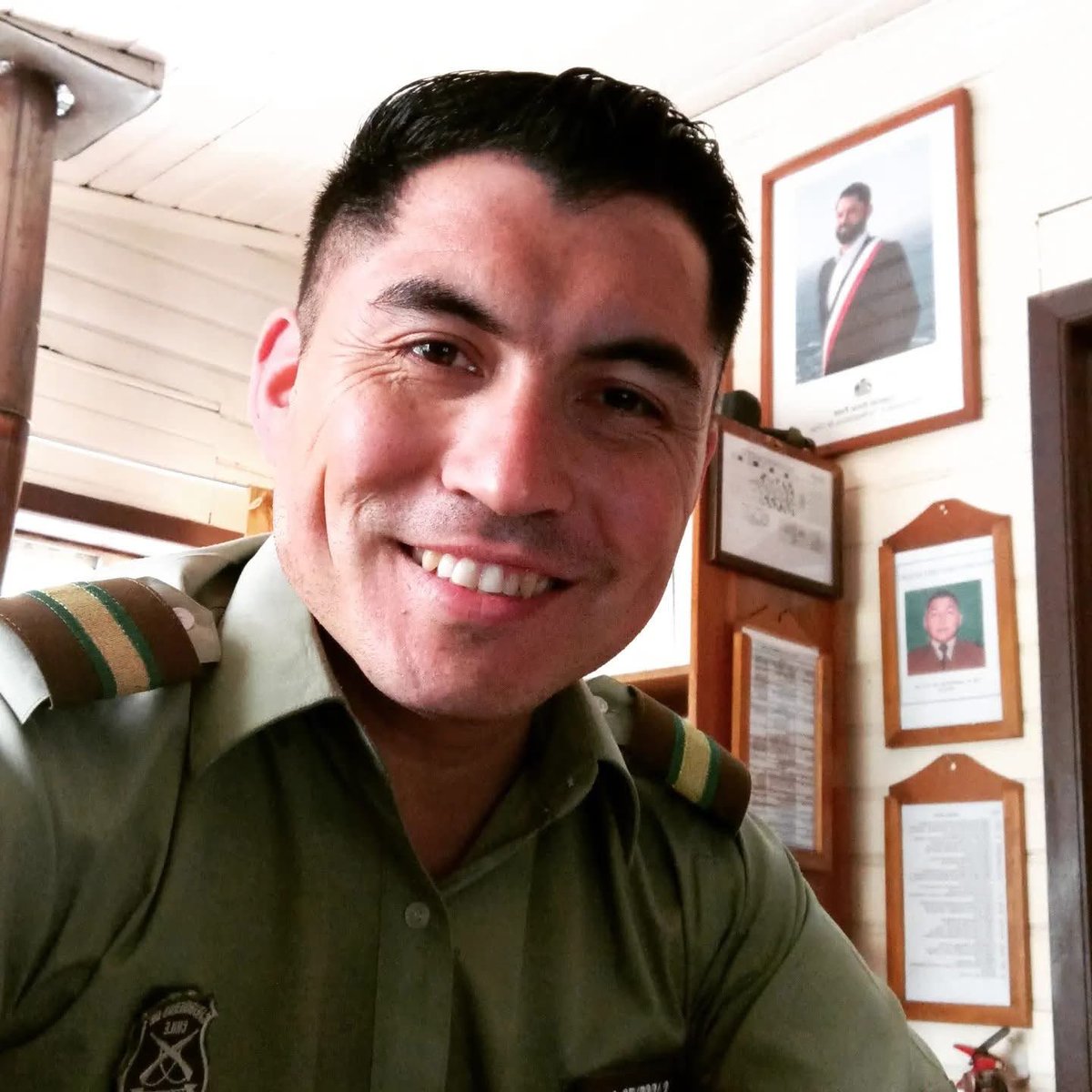 fdo2000's tweet photo. 🔴 Último Minuto
Otro Carabinero muerto deja procedimiento policial por violencia intrafamiliar en Quilleco la noche de este domingo, a la llegada de personal policial un sujeto efectuó un disparo a de los Carabineros en el cuello, otro mártir de la institución @biobio https://t.co/z28tNBi7wu