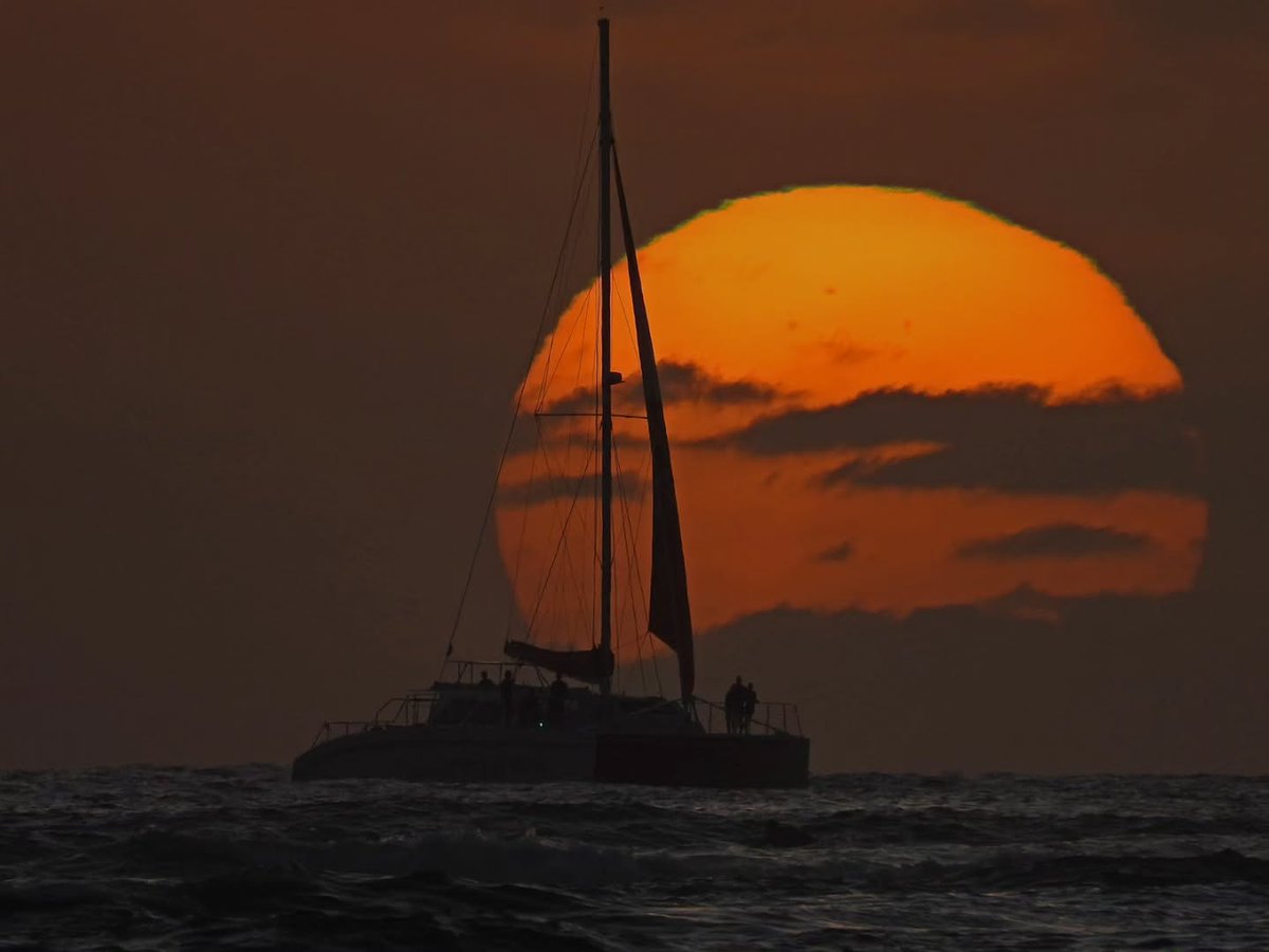 Bre_lu's tweet photo. A catamaran sailing beneath a Hawaiian sunset. https://t.co/DVddujxU4w