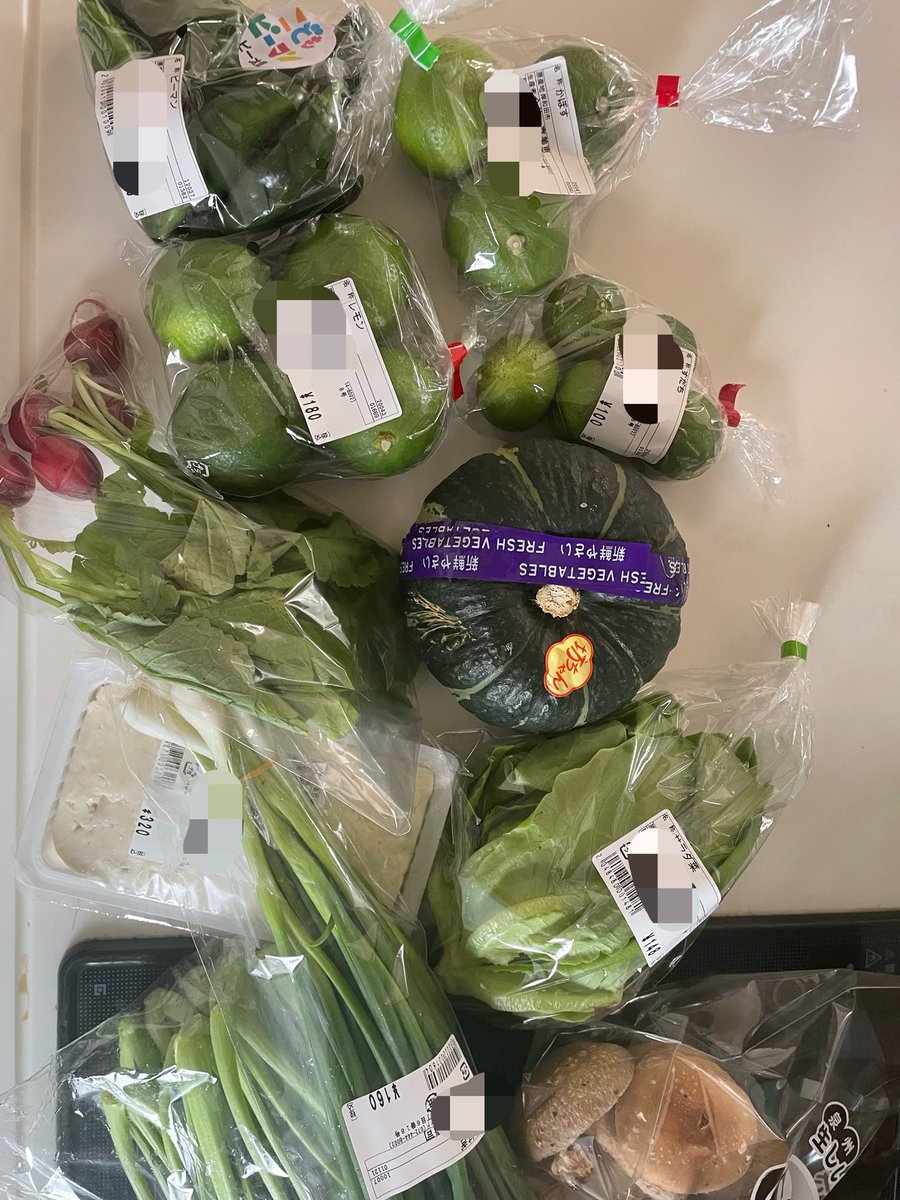 cjh_021406's tweet photo. 道の駅で買ったもの　　
大好きな柑橘類がたくさんあったので、とりあえず買った♪ 

坊ちゃんかぼちゃは去年も買った気がする　

秋はコスモスが綺麗で好き😊 https://t.co/8Zt5mehPlm
