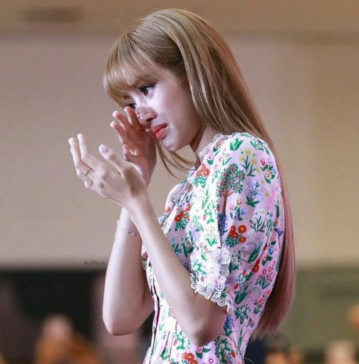 lalisaxcharts's tweet photo. seeing lilies call lisa such disgusting names is pmo. we're fans. we can criticize her music, outfits, or content but that doesn't mean we have the right to treat her like a dog on a leash and stop her from having a normal life 🥺 https://t.co/wi21RUaRPz