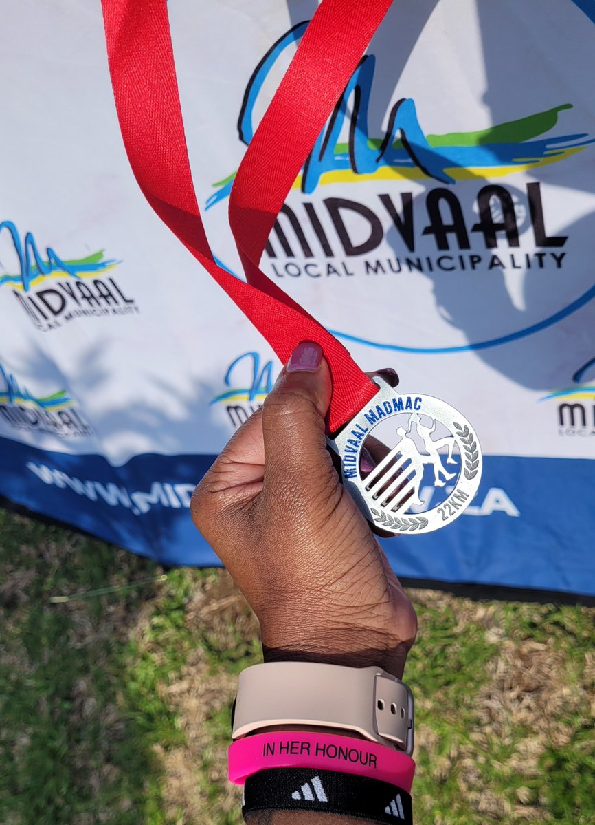 TheYandzz's tweet photo. #MedalMonday
Petty me cropped out all the 12 sponsors in the official race photo. Because me as a social runner that'll never win any prize money in running, I recognize sponsorship in a form of a goodie bag💁🏾‍♀️. https://t.co/zP9jDAZFJM
