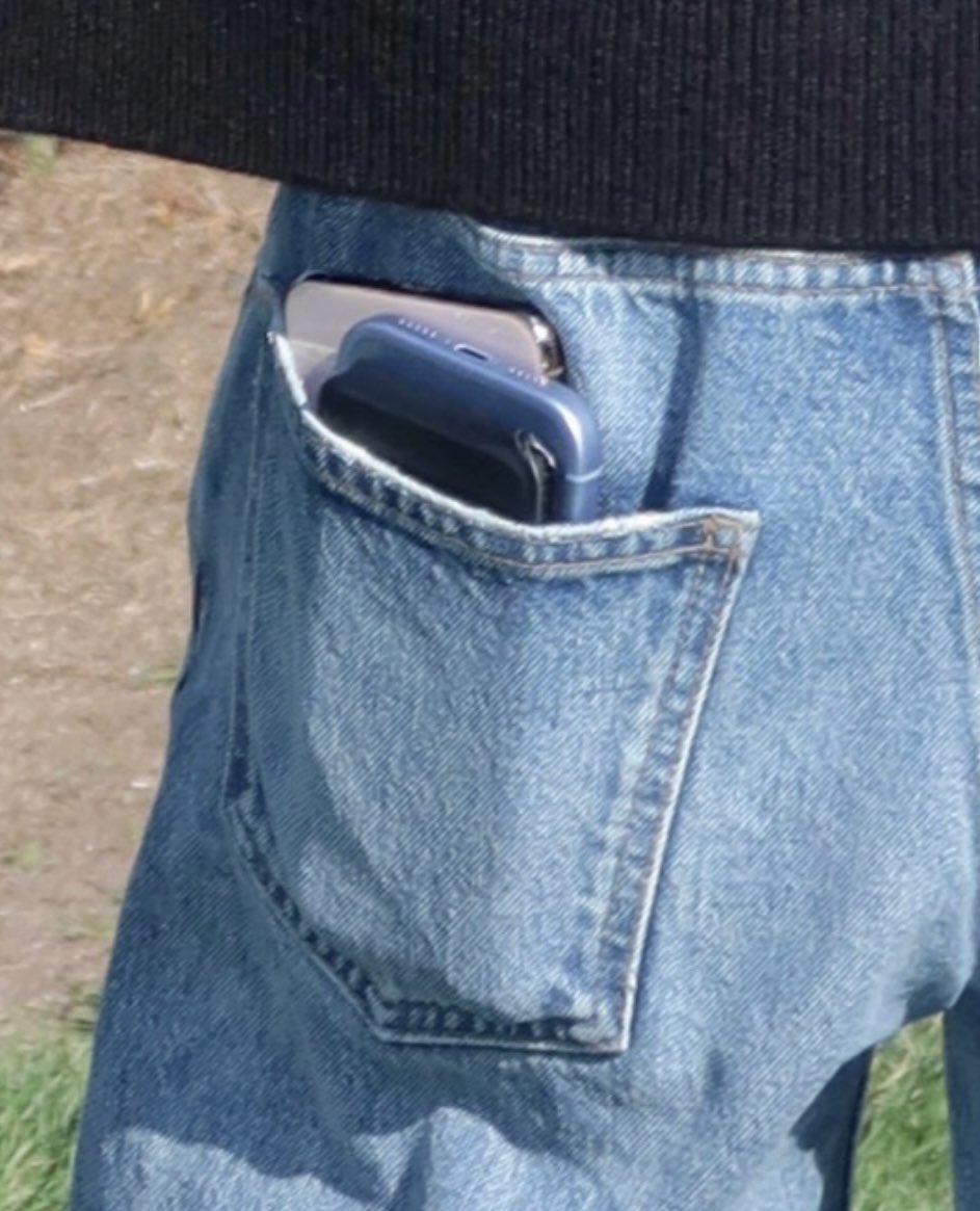 Jnnin_Z's tweet photo. He brought three iPhones with him in Paris, just casually keeping them in his pants pockets. This poor little pocket carries everything💀

#TWS #투어스 #Hanjin #한진 #ハンジン https://t.co/mxQgcz0qLz