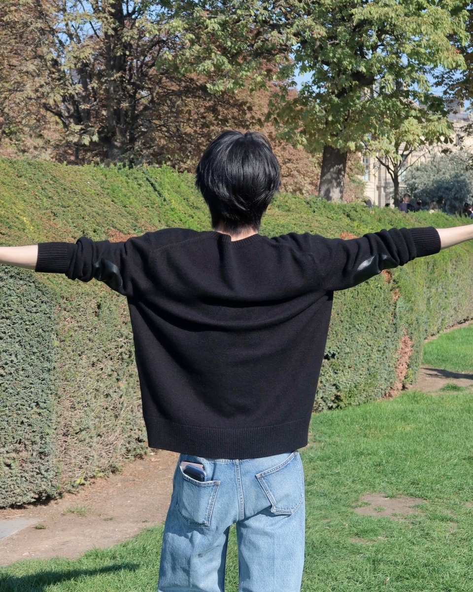 Jnnin_Z's tweet photo. He brought three iPhones with him in Paris, just casually keeping them in his pants pockets. This poor little pocket carries everything💀

#TWS #투어스 #Hanjin #한진 #ハンジン https://t.co/mxQgcz0qLz