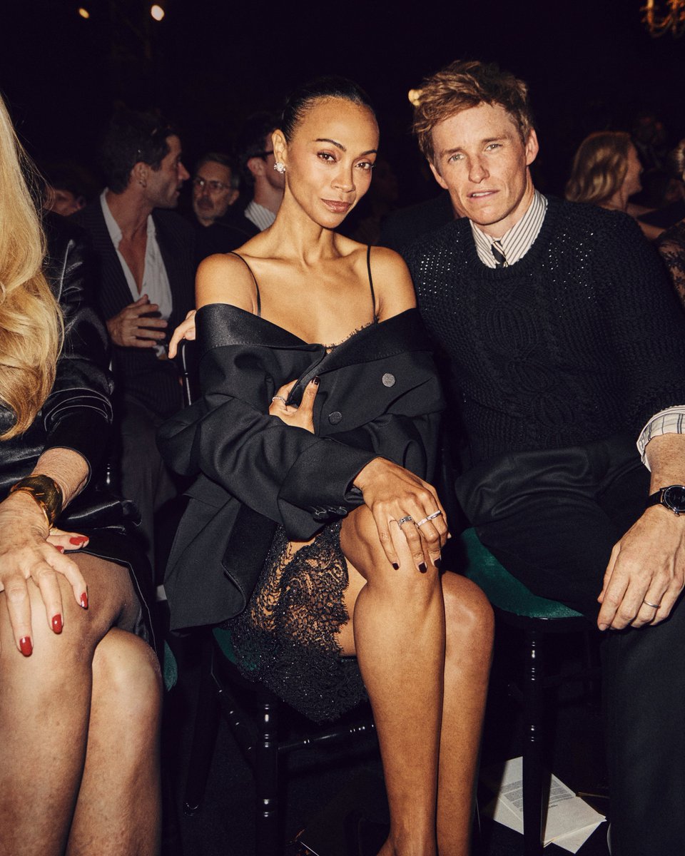 CM2Connect's tweet photo. SAINT LAURENT
CELEBRITIES
AT WOMEN’S SUMMER 2027

Saint Laurent เผยโฉมคอลเล็กชั่น Women’s Summer 2027 โดย Anthony Vaccarello ท่ามกลางบรรยากาศอันน่าจับตาของ Paris Fashion Week พร้อมต้อนรับเหล่าคนดังและบุคคลสำคัญจากหลากหลายวงการที่เดินทางมาร่วมชมแฟชั่นโชว์ ณ กรุงปารีส เมื่อวันพุธที่ 30 กันยายน เวลา 02.00 น. ตามเวลาประเทศไทย หรือ วันอังคารที่ 29 กันยายน เวลา 21.00 น. ตามเวลาท้องถิ่น
แฟชั่นโชว์ครั้งนี้สะท้อนวิสัยทัศน์ของ Anthony Vaccarello ผ่านคอลเล็กชั่นที่ได้รับแรงบันดาลใจจาก “แสง” และ “ทอง” ซึ่งถือเป็นสีที่มีความผูกพันอย่างลึกซึ้งกับ Saint Laurent ความโดดเด่นของคอลเล็กชั่นยังสะท้อนผ่านบรรยากาศของโชว์ ณ Trocadéro โดยมีหอไอเฟลเป็นฉากหลัง พร้อมองค์ประกอบสีทองที่สร้างภาพอันน่าจดจำให้กับค่ำคืนแห่งแฟชั่นในกรุงปารีส

กับการปรากฎตัวของ เตนล์ ชิตพล และ มิ้ลค์ พรรษา สองตัวแทนจากประเทศไทยในฐานะแขกคนสำคัญของ Saint Laurent ร่วมด้วยเหล่าเซเลบริตี้และบุคคลสำคัญจากหลากหลายวงการ อาทิ ROSÉ, ANTON, HAILEY BIEBER, KATE MOSS, KIKO MIZUHARA, POST MALONE และอีกมากมายท่ามกลางบรรยากาศอันโดดเด่นของแฟชั่นวีค ณ กรุงปารีส

การรวมตัวของเหล่าคนดังจากหลากหลายวงการในครั้งนี้สะท้อนถึงอิทธิพลของ Saint Laurent ที่ยังคงเชื่อมโยงโลกแห่งแฟชั่น ดนตรี ภาพยนตร์ และวัฒนธรรมร่วมสมัยเข้าด้วยกันอย่างโดดเด่น พร้อมถ่ายทอดจิตวิญญาณอันเป็นเอกลักษณ์ของเมซงผ่านมุมมองของ Anthony Vaccarello สำหรับ Women’s Summer 2027

#YSL #SaintLaurent #YvesSaintLaurent

@ysl @anthonyvaccarello
