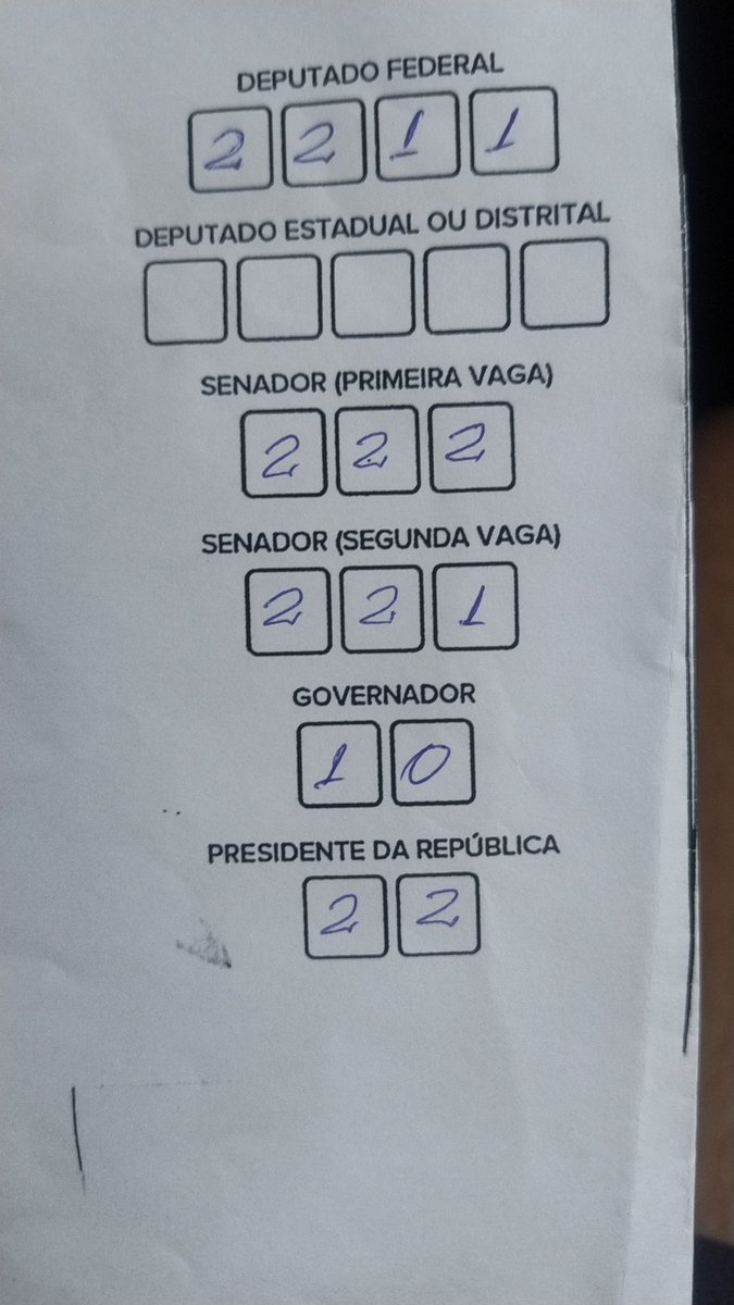 ChaozHellite's tweet photo. A folhinha de cola que meu tio deu pra minha vó votar

Sorte que a véia é tão woke e foda que ela tava é com a própria colinha escondida na carteira 🙏🏻🕊️ 
Ela só pegou dele pra ele não encher o saco https://t.co/yLPHh5oWFH