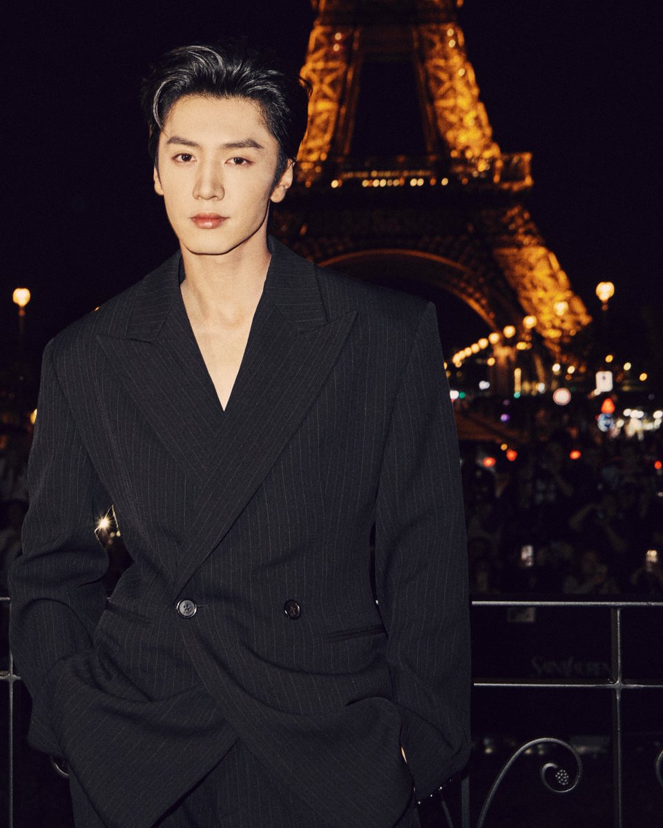 CM2Connect's tweet photo. SAINT LAURENT
CELEBRITIES
AT WOMEN’S SUMMER 2027

Saint Laurent เผยโฉมคอลเล็กชั่น Women’s Summer 2027 โดย Anthony Vaccarello ท่ามกลางบรรยากาศอันน่าจับตาของ Paris Fashion Week พร้อมต้อนรับเหล่าคนดังและบุคคลสำคัญจากหลากหลายวงการที่เดินทางมาร่วมชมแฟชั่นโชว์ ณ กรุงปารีส เมื่อวันพุธที่ 30 กันยายน เวลา 02.00 น. ตามเวลาประเทศไทย หรือ วันอังคารที่ 29 กันยายน เวลา 21.00 น. ตามเวลาท้องถิ่น
แฟชั่นโชว์ครั้งนี้สะท้อนวิสัยทัศน์ของ Anthony Vaccarello ผ่านคอลเล็กชั่นที่ได้รับแรงบันดาลใจจาก “แสง” และ “ทอง” ซึ่งถือเป็นสีที่มีความผูกพันอย่างลึกซึ้งกับ Saint Laurent ความโดดเด่นของคอลเล็กชั่นยังสะท้อนผ่านบรรยากาศของโชว์ ณ Trocadéro โดยมีหอไอเฟลเป็นฉากหลัง พร้อมองค์ประกอบสีทองที่สร้างภาพอันน่าจดจำให้กับค่ำคืนแห่งแฟชั่นในกรุงปารีส

กับการปรากฎตัวของ เตนล์ ชิตพล และ มิ้ลค์ พรรษา สองตัวแทนจากประเทศไทยในฐานะแขกคนสำคัญของ Saint Laurent ร่วมด้วยเหล่าเซเลบริตี้และบุคคลสำคัญจากหลากหลายวงการ อาทิ ROSÉ, ANTON, HAILEY BIEBER, KATE MOSS, KIKO MIZUHARA, POST MALONE และอีกมากมายท่ามกลางบรรยากาศอันโดดเด่นของแฟชั่นวีค ณ กรุงปารีส

การรวมตัวของเหล่าคนดังจากหลากหลายวงการในครั้งนี้สะท้อนถึงอิทธิพลของ Saint Laurent ที่ยังคงเชื่อมโยงโลกแห่งแฟชั่น ดนตรี ภาพยนตร์ และวัฒนธรรมร่วมสมัยเข้าด้วยกันอย่างโดดเด่น พร้อมถ่ายทอดจิตวิญญาณอันเป็นเอกลักษณ์ของเมซงผ่านมุมมองของ Anthony Vaccarello สำหรับ Women’s Summer 2027

#YSL #SaintLaurent #YvesSaintLaurent

@ysl @anthonyvaccarello