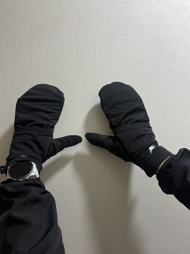 latel_coin's tweet photo. 제가 감히 한말씀 올리는데, 가성비 러닝 장갑은 '이지런 손모아장갑'이 진짜 가성비, 성능 갑입니다...

2만원 초반대 가격이라 크게 차이 안나는데, 진심 이정도 가격대에서 성능 너무 좋아서 너무 잘썼습니다.

손가락, 손모아 두가지로 모두 사용할 수 있어서, 손모아 장갑 모드하면 한겨울에도 쌉가능.
