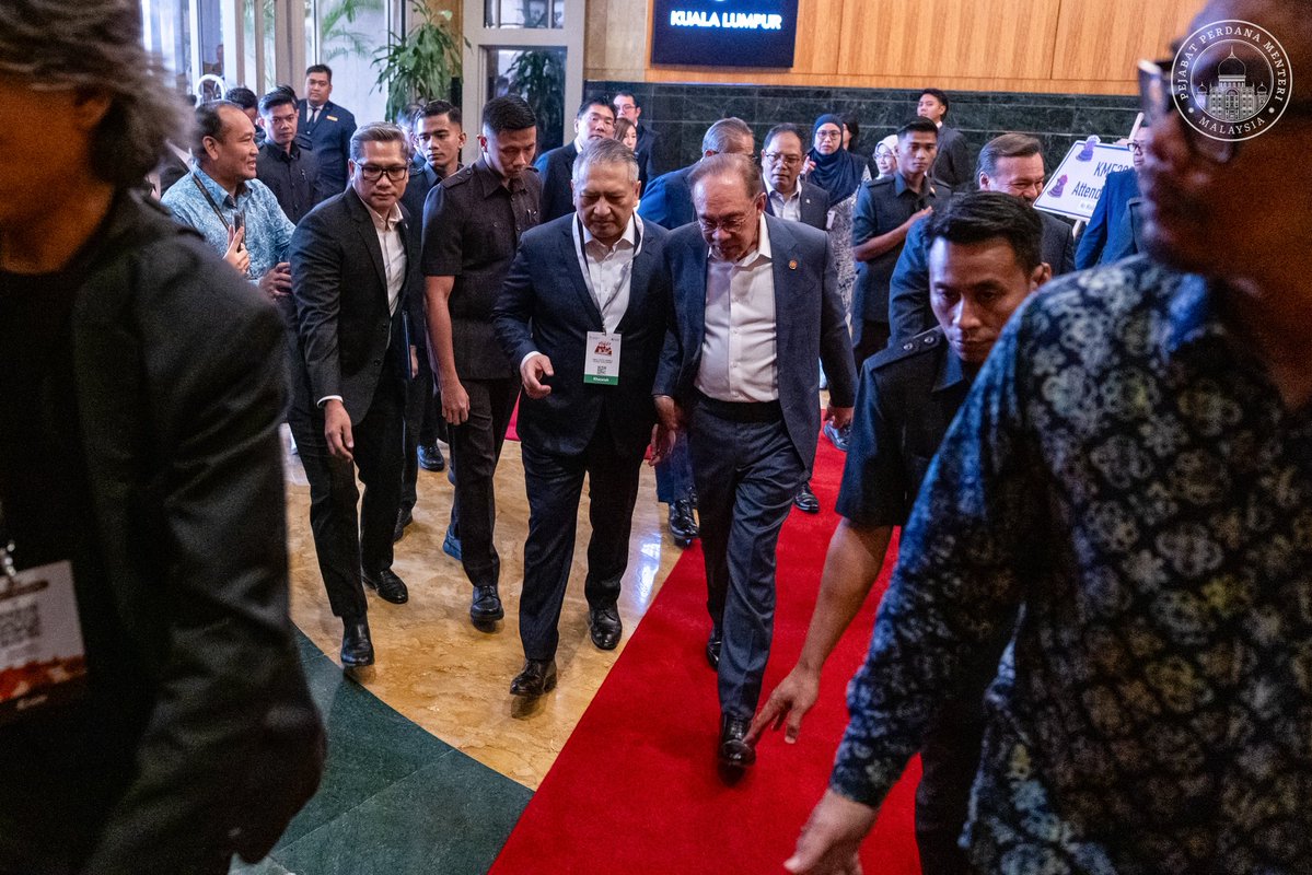anwaribrahim's tweet photo. Dalam dunia yang dipengaruhi teknologi, geopolitik dan ekonomi, kuasa perlu sentiasa dipandu oleh prinsip, dibatasi oleh institusi dan digunakan demi kepentingan rakyat.

Krisis Kewangan Asia 1997 mengajar kita bahawa apabila sistem gagal, rakyat yang paling terkesan. Hari ini, cabarannya berubah daripada kecerdasan buatan dan gangguan rantaian bekalan kepada persaingan kuasa besar. 

Malaysia akan terus berhubung dengan semua pihak, mempertahankan kepentingan dan kedaulatan negara selain terus memperkukuh institusi, tatakelola dan integriti.

Itu antara intipati ucaptama saya di Khazanah Megatrends Forum 2026 dan harapan saya agar kita bersama-sama terus membina Malaysia yang lebih kukuh, adil dan berdaya tahan, serta memberi masa depan yang lebih baik kepada rakyat dan generasi akan datang.

#MalaysiaMADANI
#YakinMADANI
#EkonomiMADANI